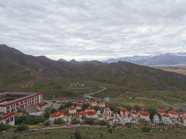 图11 山顶俯拍图（带白塔）.jpg